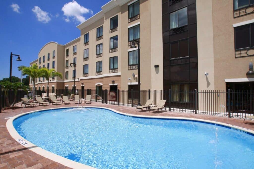 Piscina do Holiday Inn Express Hotel & Suites Tampa-USF-Busch Gardens, an IHG Hotel com um deck ao redor com espreguiçadeiras