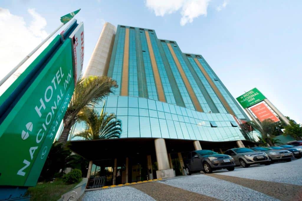 Fachada espelhada, com paredes em tom de verde, do Hotel Nacional Inn, uma das opções de hotéis em São José dos Campos