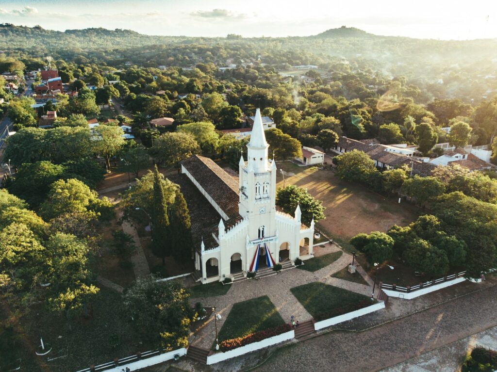 Igreja branca com vegetação vasta ao lado em Assunção no Paraguai, vista aérea.