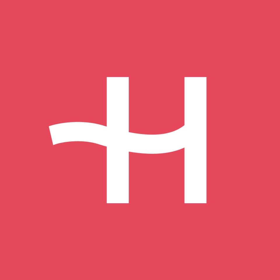 Logo da Holafly, com um fundo rosa e um "H" branco no meio com o traço do meio fazendo uma curva