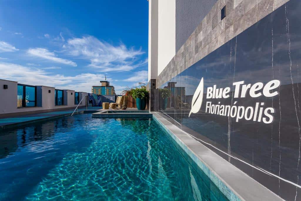 piscina retangular grande com móveis que parecem palha no terraço do Blue Tree Premium Florianópolis, um dos hotéis perto do Aeroporto de Florianópolis