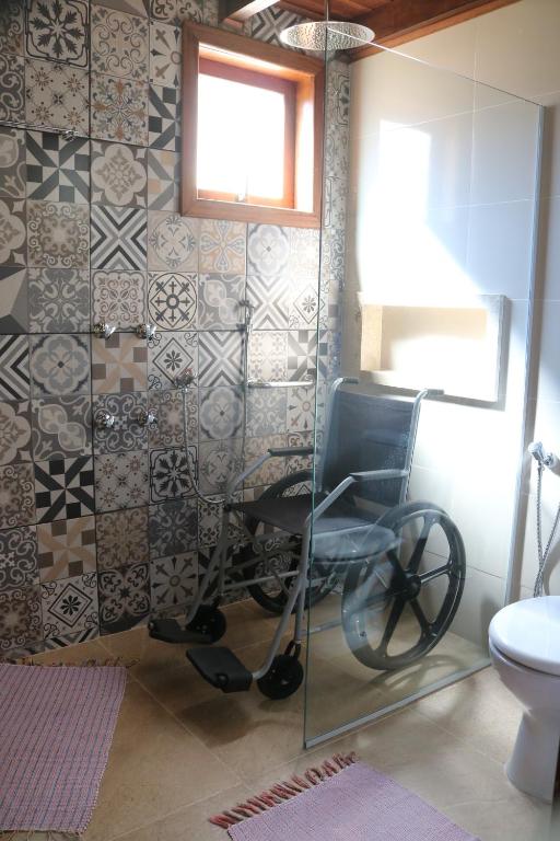 Banheiro com uma cadeira de rodas para mostrar a acessibilidade.