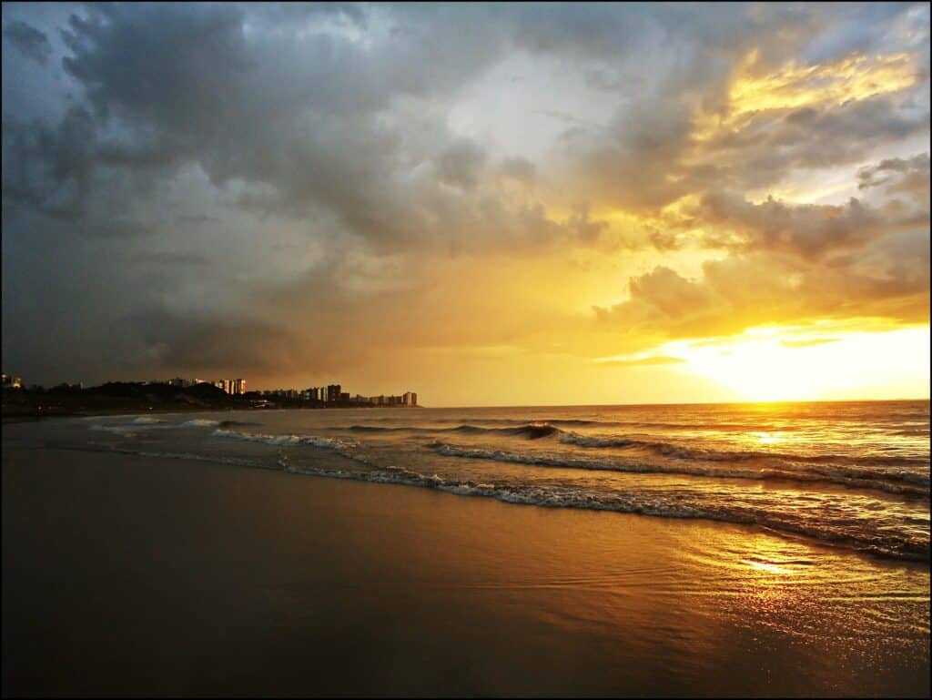 Pôr do sol da Praia Litorânea com algumas nuvens. Representa São Luís do Maranhão.