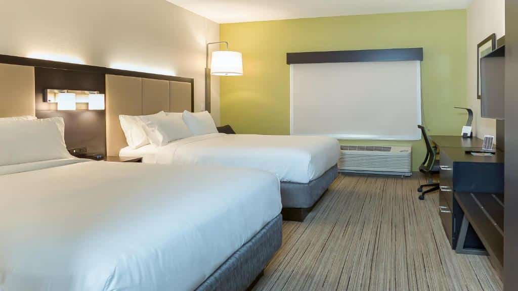 Quarto do Holiday Inn Express & Suites - Tampa East - Ybor City, an IHG Hotel com uma cama de casal, uma de solteiro, uma janela com persiana, um mesa de escritório e uma televisão