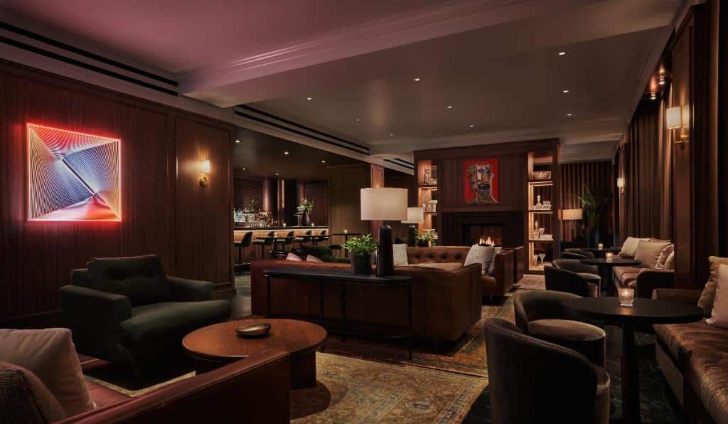 Sala de estar do Pendry com vários sofás no ambiente com mesas de madeiras e poltronas. Representa hotéis em Chicago.
