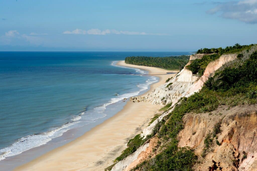 Vista da praia de Trancoso na Bahia  durante o dia.