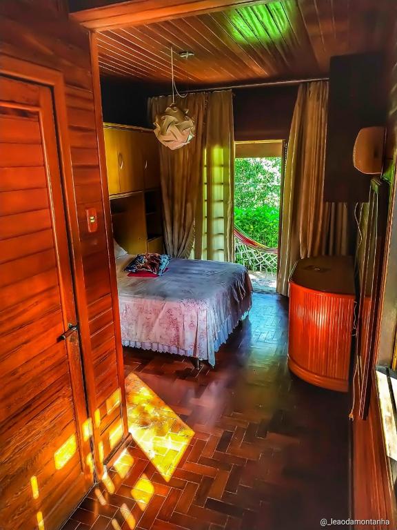 o cantinho da deca é um quarto com cama de casal, porta para o banheiro bem na entrada do quarto, uma varanda com rede e janelas amplas