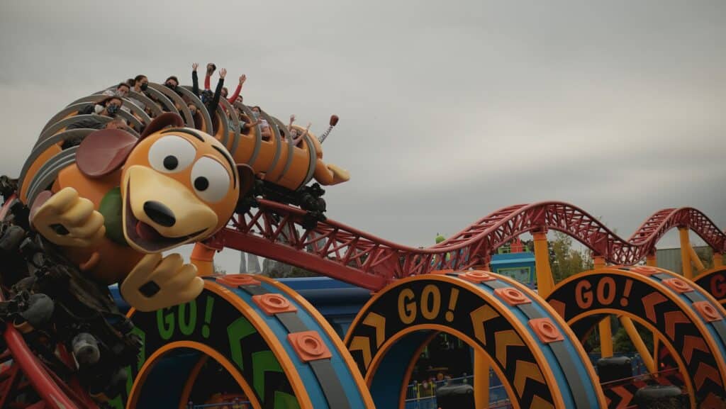Montanha-russa temática Toy Story, em que o carrinho é o cachorro com molas do filme, bem colorido, no Disney World, uma das opções de onde ficar em Orlando