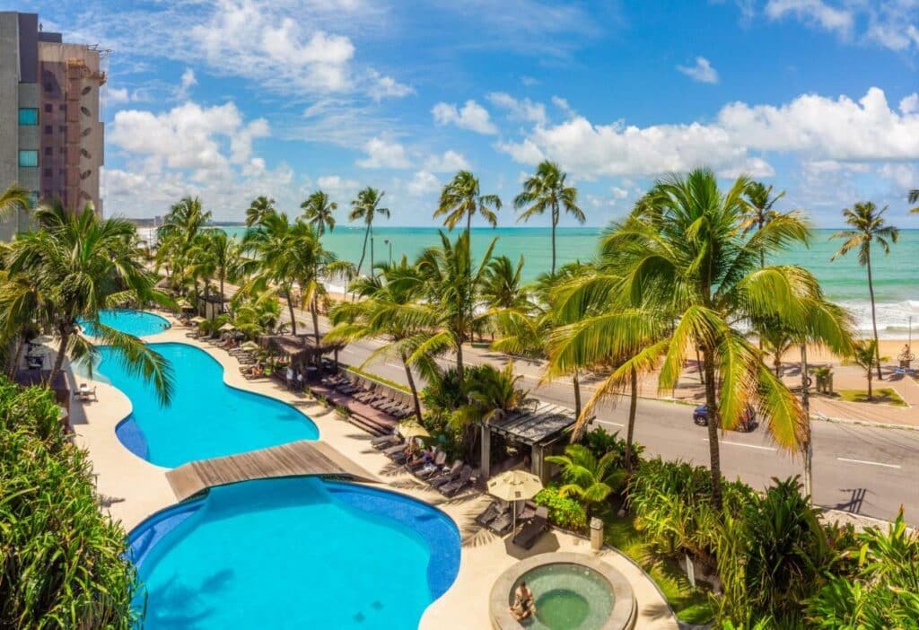 Piscinas do Ritz Lagoa da Anta, um dos hotéis em Maceió, sendo o ambiente localizado praticamente à beira-mar, com apenas uma avenida o separando da orla do mar. Há coqueiros no hotel e na praia