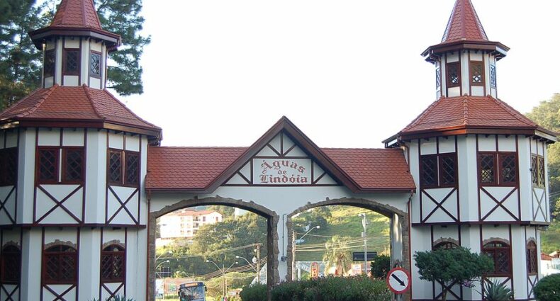 Imagem do Portal de entrada de Águas de Lindoia durante o dia.