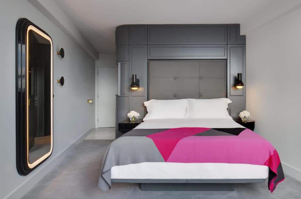 Quarto do Sea Containers London com uma ampla cama de casal, um espelho, chão cinza, tudo em estilo moderno, para representar os melhores hotéis em Londres