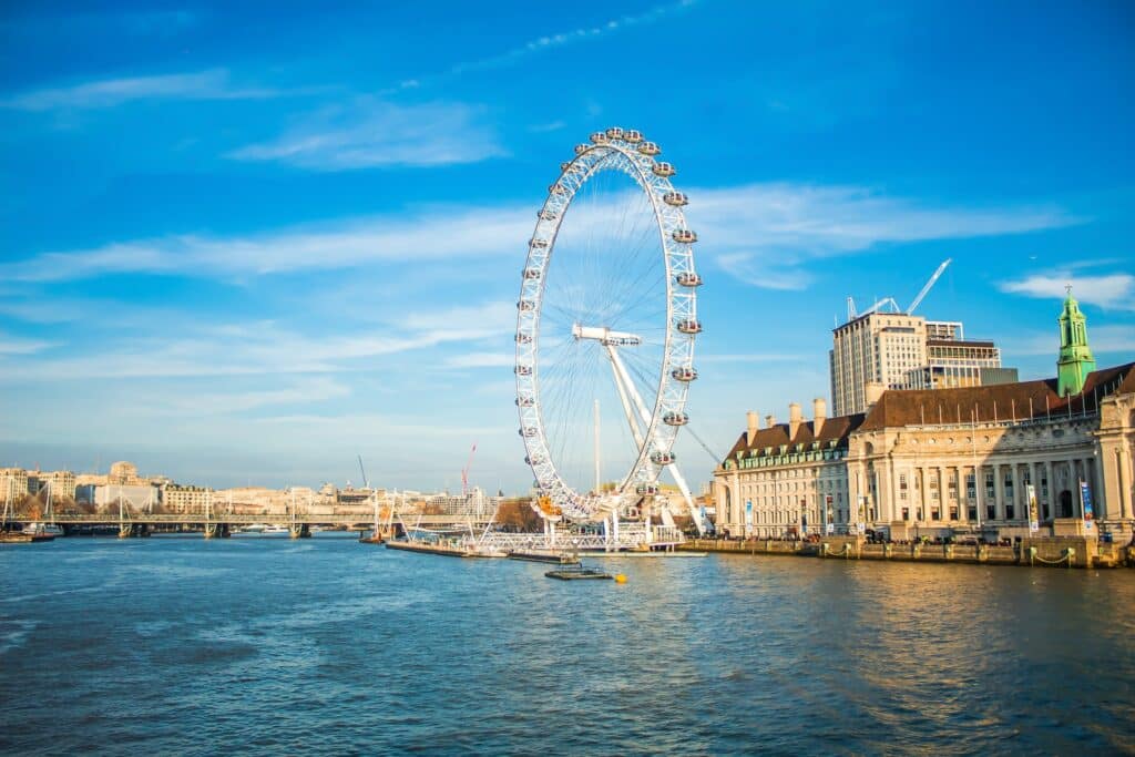 London Eye, uma roda gigante, na beira do rio Tâmisa