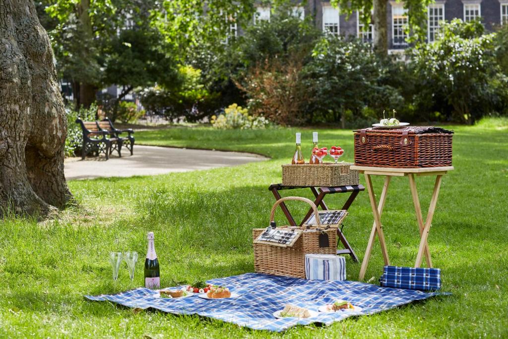 Um jardim do The Montague On The Gardens com um piquenique sob a grama, para representar hotéis românticos em Londres