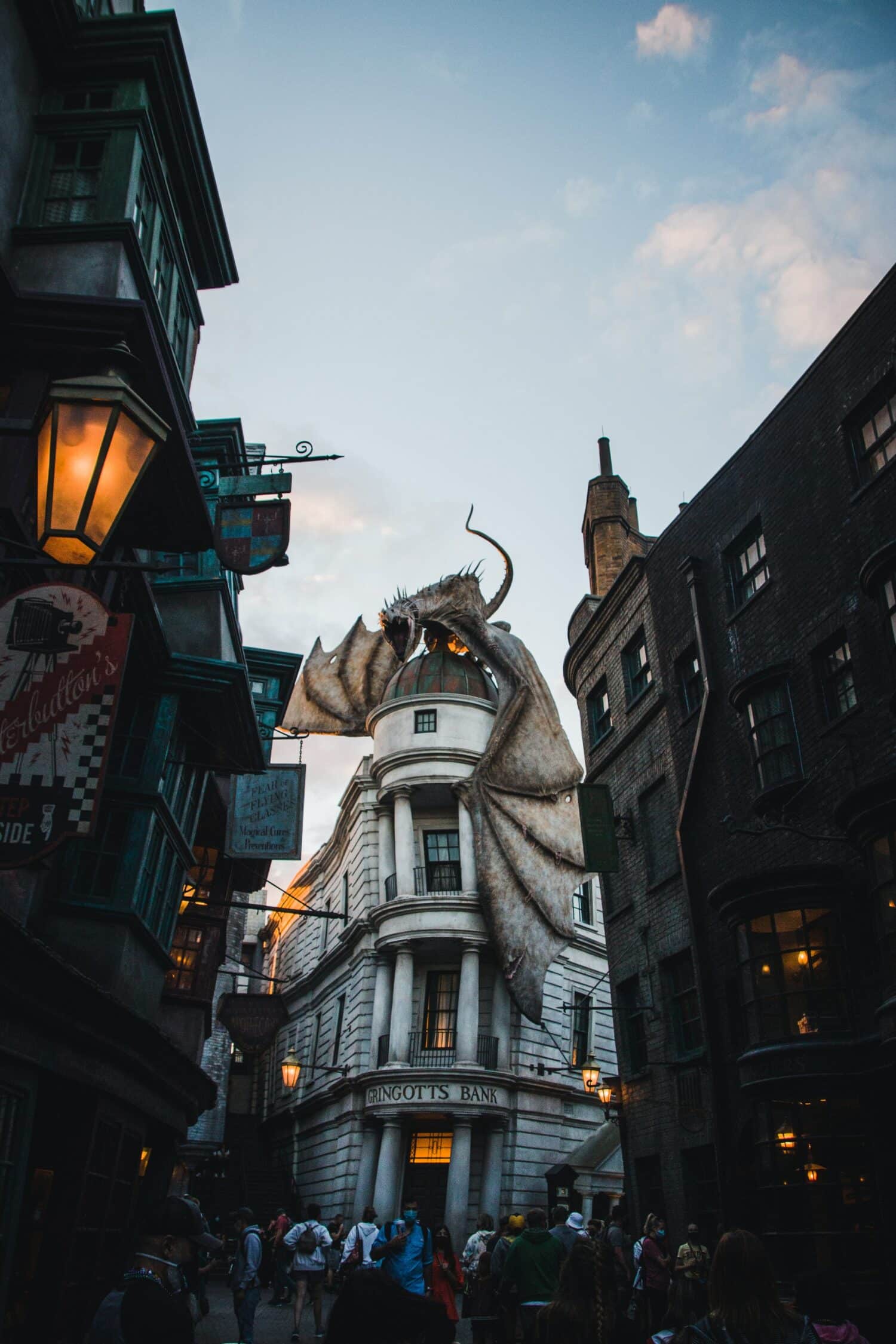 atração do Universal Studios inspirada em Harry Potter, o famoso Beco Diagonal com um dragão imenso acima de um prédio