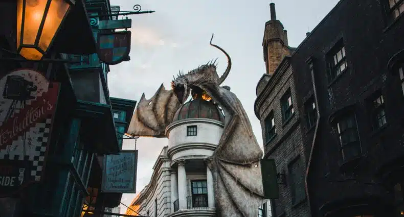 atração do Universal Studios inspirada em Harry Potter, o famoso Beco Diagonal com um dragão imenso acima de um prédio