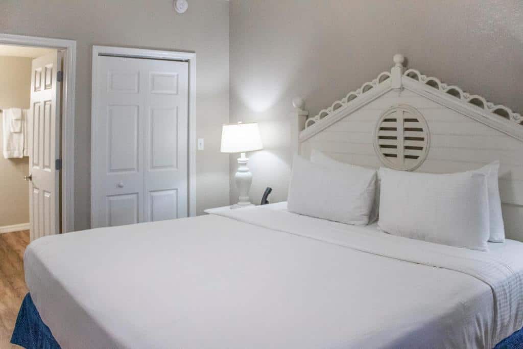 quarto com cama de casal, guarda-roupa e cabeceira todos em branco no Bryan's Spanish Cove, um aluguel de temporada perto de Lake Buena Vista em Orlando