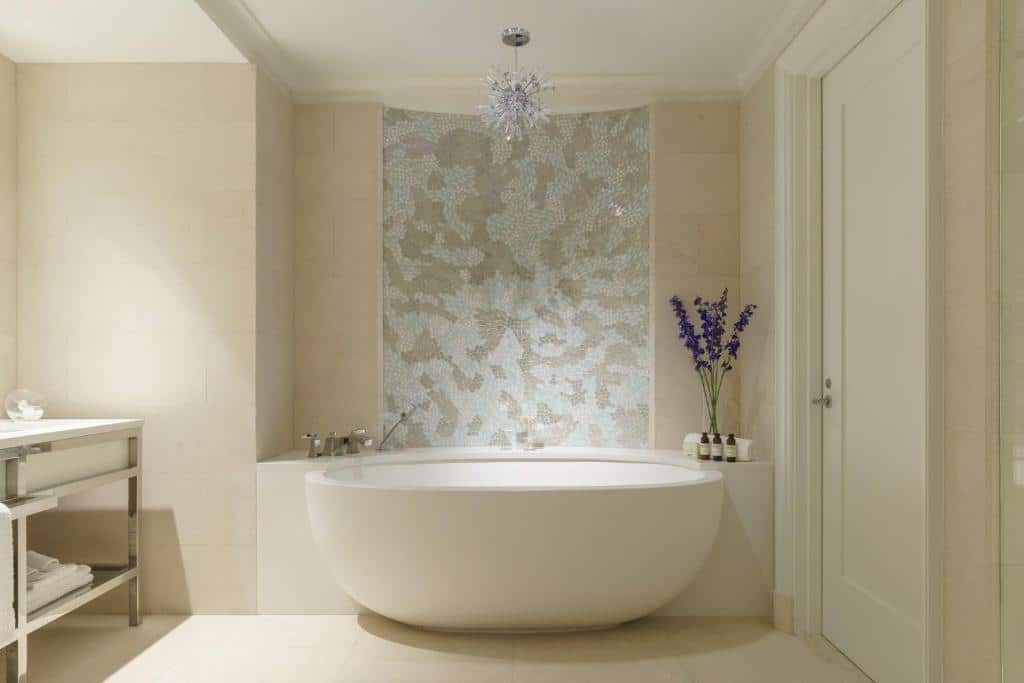 banheira arredondada com flores e decoração requintada e pia de mármore do Four Seasons Resort Orlando