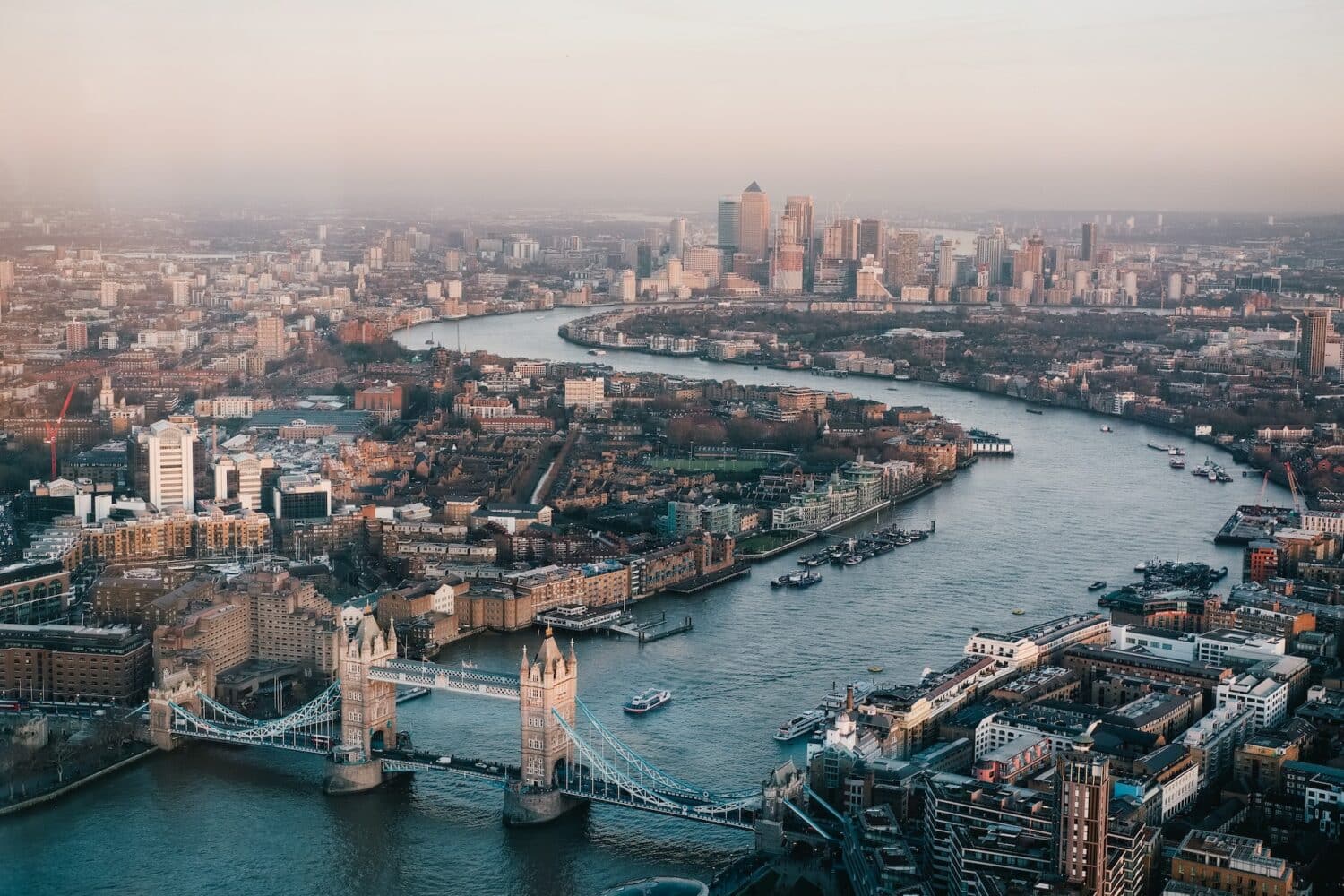 Vista aérea da cidade de Londres dando destaque para o rio Tâmisa que corta a cidade, para representar onde ficar em Londres