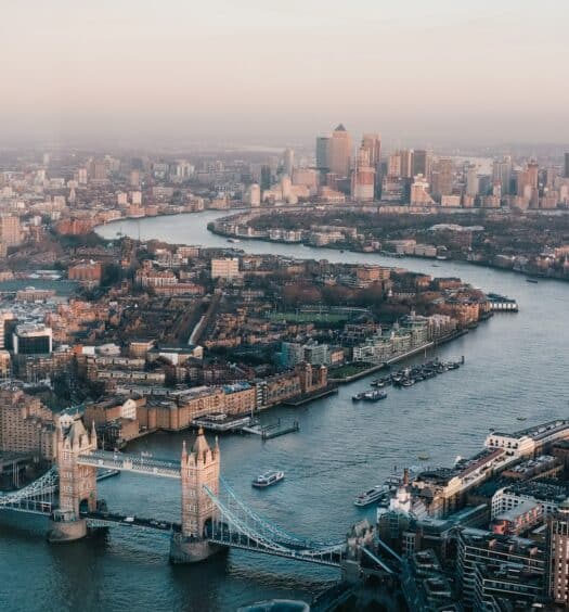 Vista aérea da cidade de Londres dando destaque para o rio Tâmisa que corta a cidade, para representar onde ficar em Londres