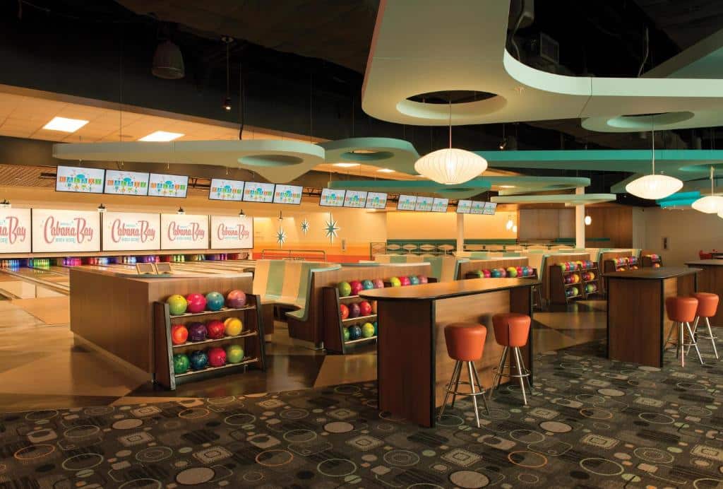boliche retrô no Universal's Cabana Bay Beach Resort, um dos melhores hotéis em Orlando, com bolas coloridas e luminárias estilosas com balcões e cadeirinhas altas