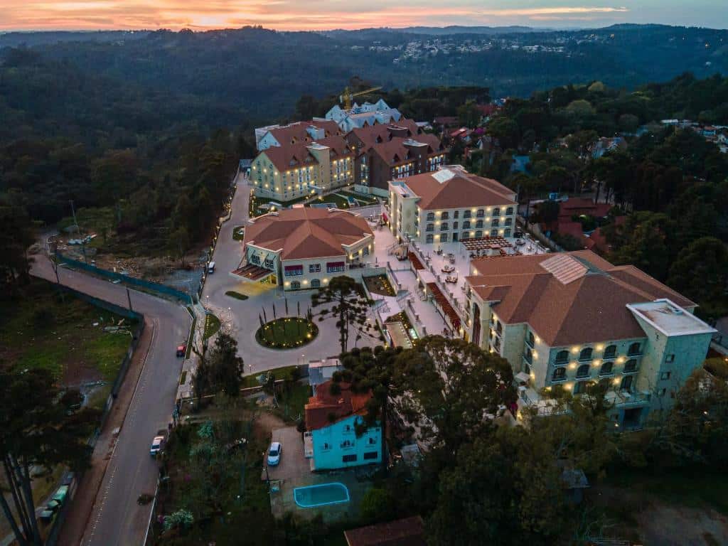 vista área do Buona Vitta Gramado Resort & Spa by Gramado Parks com diversas construções para acomodar os quartos, salões, piscinas e áreas comuns do hotel