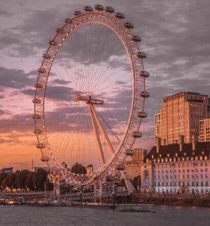A famosa London Eye no entardecer de Londres em frente ao rio Tâmisa, para representar hotéis perto da London Eye em Londres