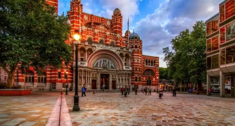 Catedral de Westminster com janelas pintadas em tom de vermelho, de frente para uma praça de ladrilhos, para representar hotéis no centro de Londres