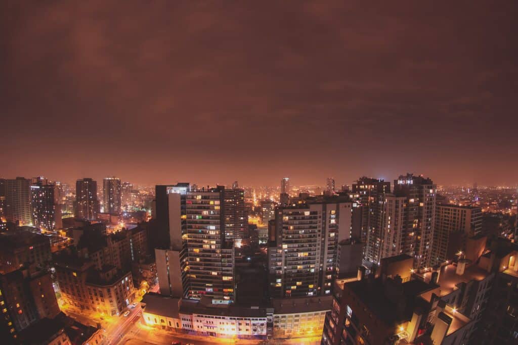 Vista da cidade de Santiago à noite com vários prédios em volta.