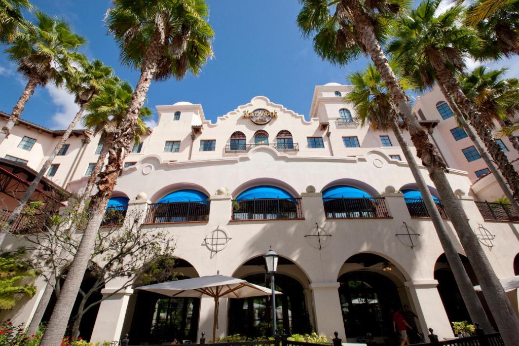 fachada do Universal's Hard Rock Hotel com portas e janelas de bordas arredondadas parecendo um castelinho, sendo um dos hotéis românticos  em Orlando