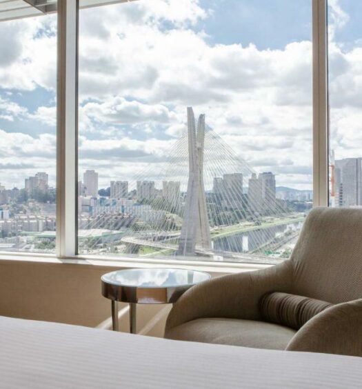 Uma janela de uma dos quartos do Grand Hyatt São Paulo com vista para a ponte estaiada em São Paulo, para representar hotéis para o The Town em SP