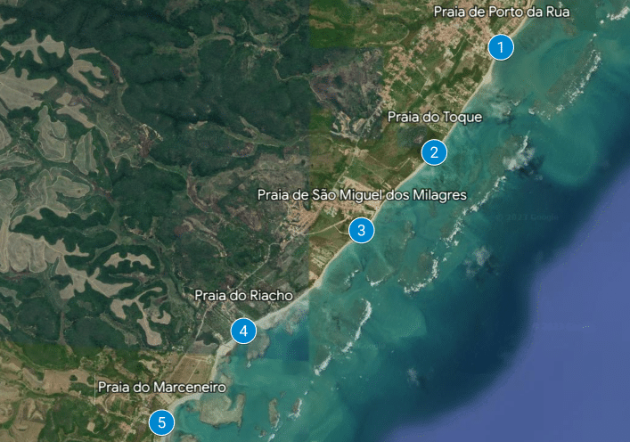 Print do mapa do Google Earth, mostrando as praias de São Miguel dos Milagres. De norte à sul e numeradas de 1 a 5, respectivamente tem: Praia de Porto da Rua, Praia do Toque, Praia de São Miguel dos Milagres, Praia do Riacho e Praia do Marceneiro.
