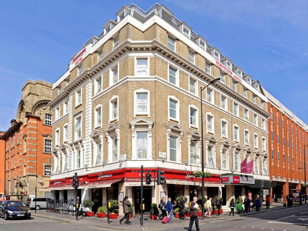 Prédio do Mercure London Paddington Hotel em uma esquina, a estrutura tem estilo europeu com oito andares, para representar hotéis Mercure em Londres