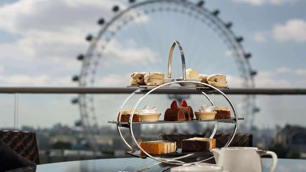 Uma mesa numa varanda no Park Plaza County Hall London com vista direta para a London Eye, para representar hotéis bem localizados em Londres