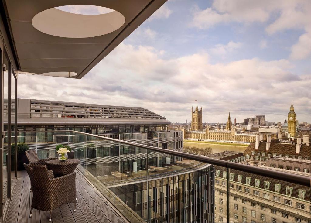 Vista de uma das varandas do Park Plaza County Hall London com vista direta para o Big Ben, para representar hotéis perto do Big Ben em Londres
