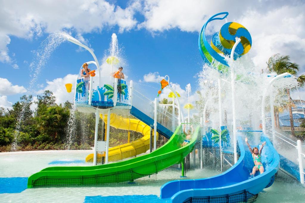 parque aquático com tobogãs e fontes em cima da piscina no The Grove Resort & Water Park Orlando, um dos melhores hotéis em Orlando