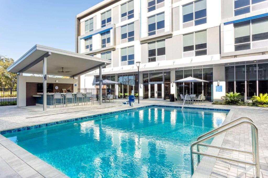 piscina retangular com escadinha e cadeiras ao redor no TRYP by Wyndham Orlando, um dos melhores hotéis de Orlando