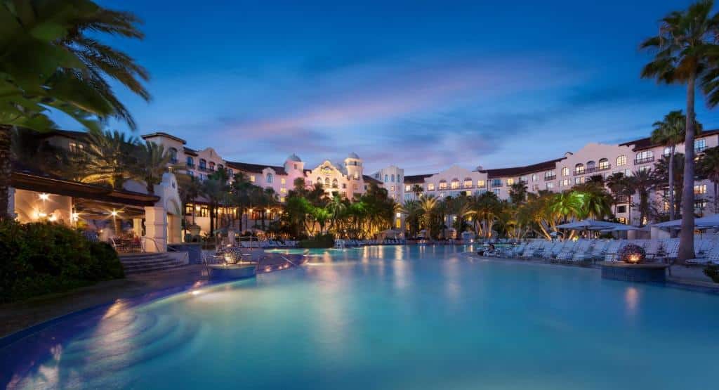 piscina grande com escadinha do Universal's Hard Rock Hotel, um dos hotéis de luxo em Orlando, com o hotel que parece um castelinho ao fundo