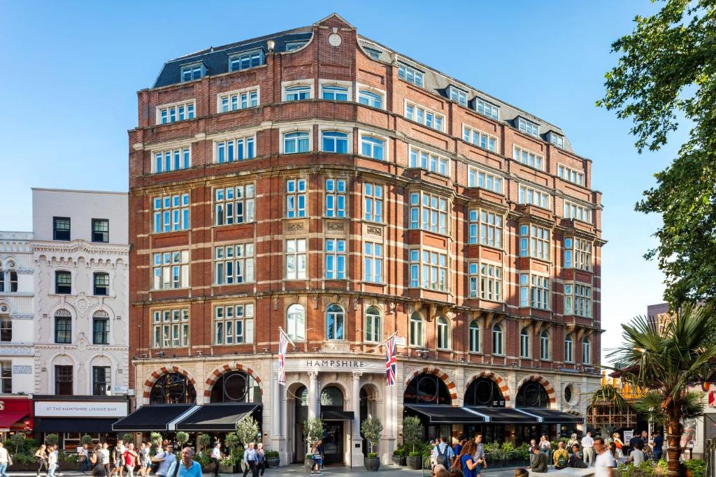 Prédio do Radisson Blu Edwardian Hampshire Hotel, London em estilo europeu, com tijolinhos aparente, janelas amplas em todos os seis andares, para representar hotéis em Londres para brasileiros