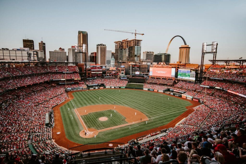 Estádio de baseball em St. Louis, no Missouri, EUA, com plateia lotada e jogadores em campo, para ilustrar o post sobre como tirar visto americano