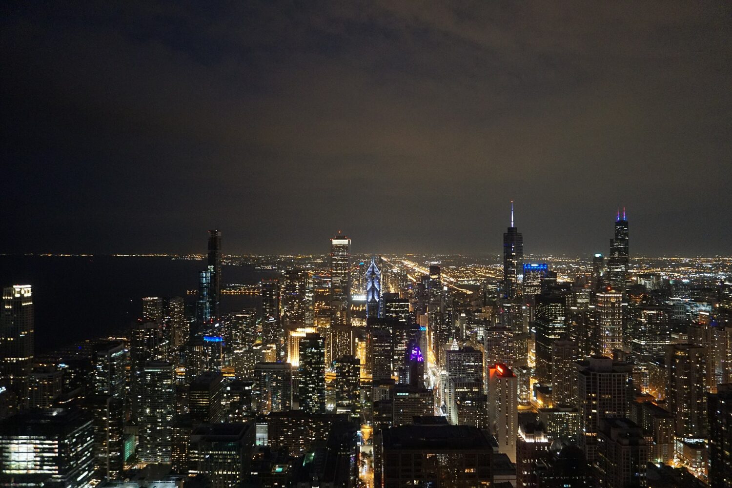 Vista a noite de Chicago, Incontáveis prédios grandes e iluminados. Foto para ilustrar post sobre chip celular Chicago.