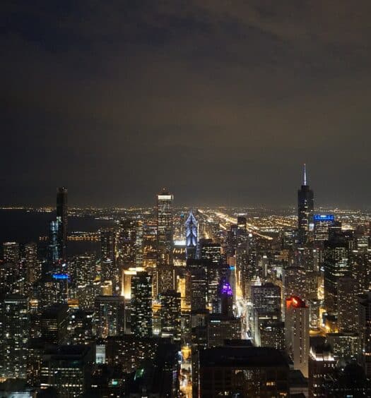 Vista a noite de Chicago, Incontáveis prédios grandes e iluminados. Foto para ilustrar post sobre chip celular Chicago.