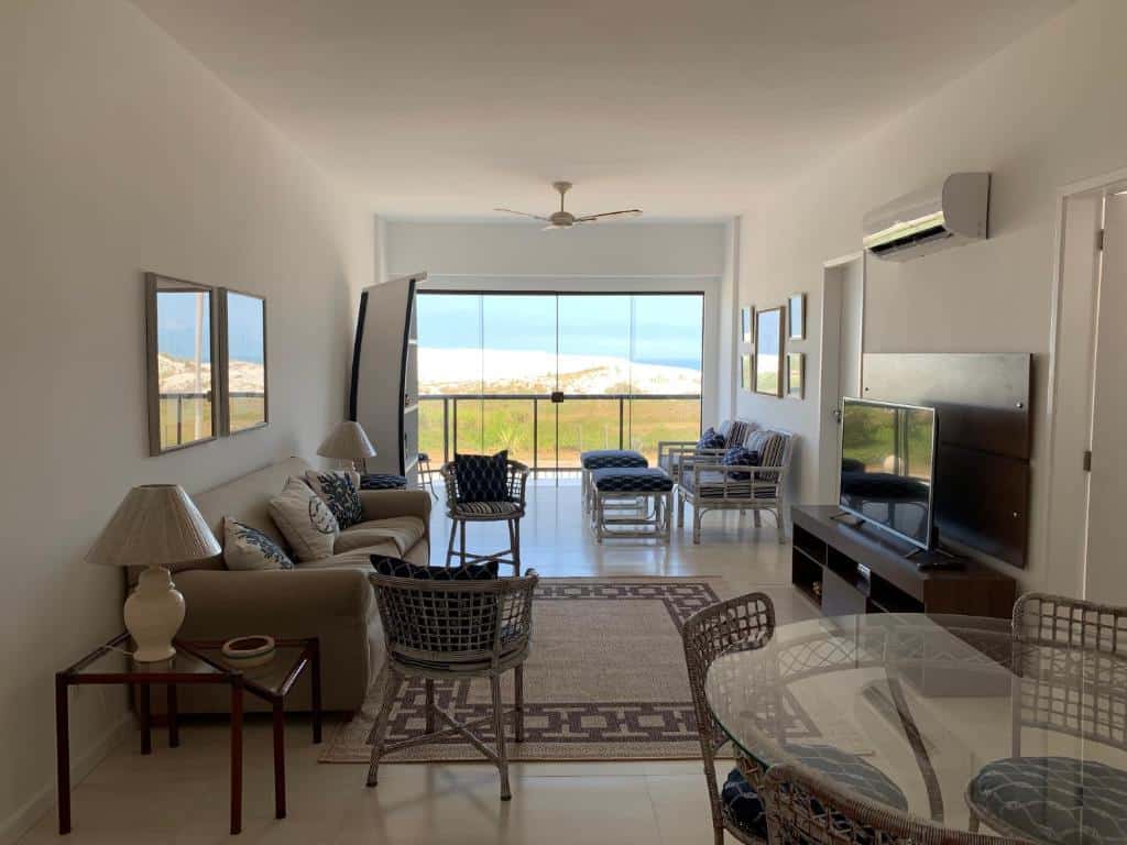 Apartamento mobiliado com varanda com vista para dunas em uma praia. Imagem para ilustrar o post hotéis em Cabo Frio.