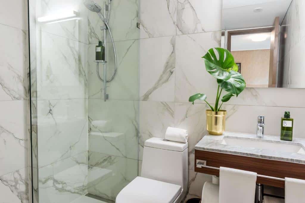 Banheiro com acessibilidade do Hotel Eco Boutique Bidaso com pia com barra de apoio, vaso sanitário.