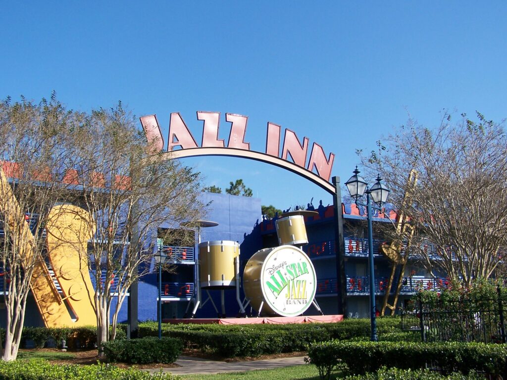 baterias gigantes com Jazz Inn escrito acima em meio a um gramado no Disney's All-Star Music Resort