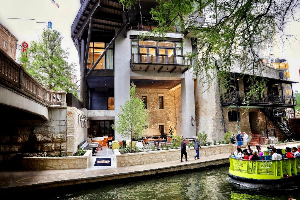 Acesso ao Canopy By Hilton San Antonio Riverwalk pelas margens do River Walk