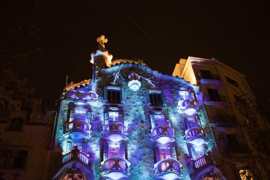 Fachada da Casa Batlló iluminada com uma luz azul. - Foto: Van Ba via Unsplash