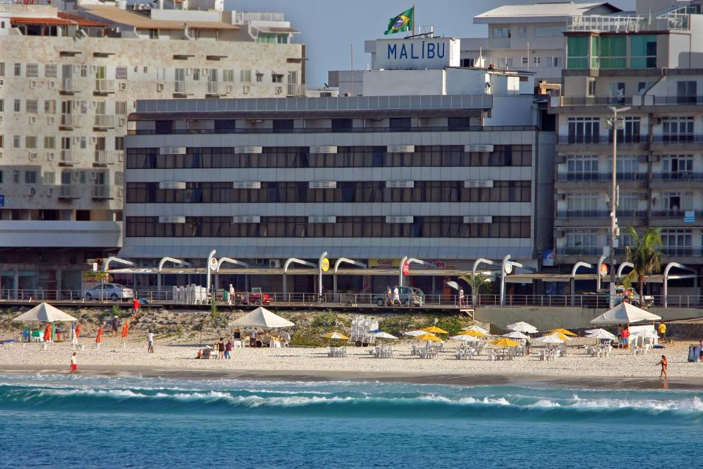 Hotel em Cabo Frio de frente para a praia visto do mar.