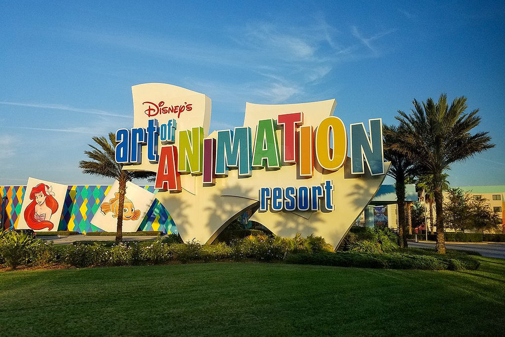 fachada do Disney's Art of Animation Resort, com letras bem cartunescas com o nome do local e, atrás, imagens de desenhos clássicos da Disney, como a Pequena Sereia