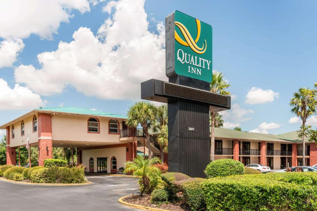 fachada em dois andares com algumas varandas e o nome grande em destaque do Quality Inn & Suites Orlando Airport, um dos hostels em Orlando