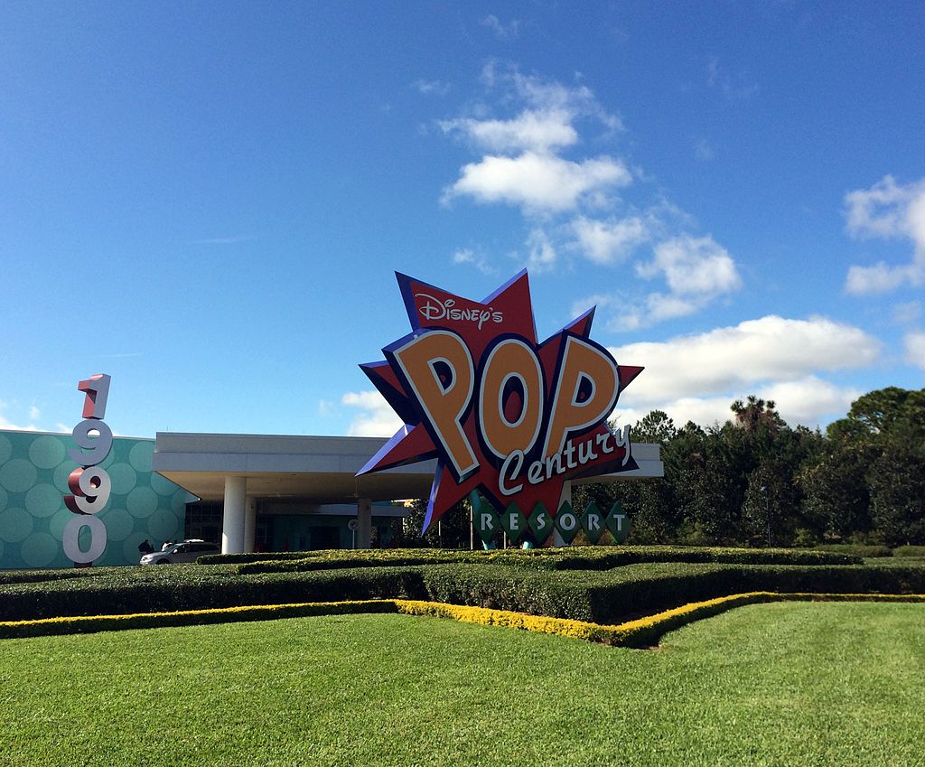 fachada do Disney's Pop Century Resort, com seu nome escrito de forma cartunesca na entrada